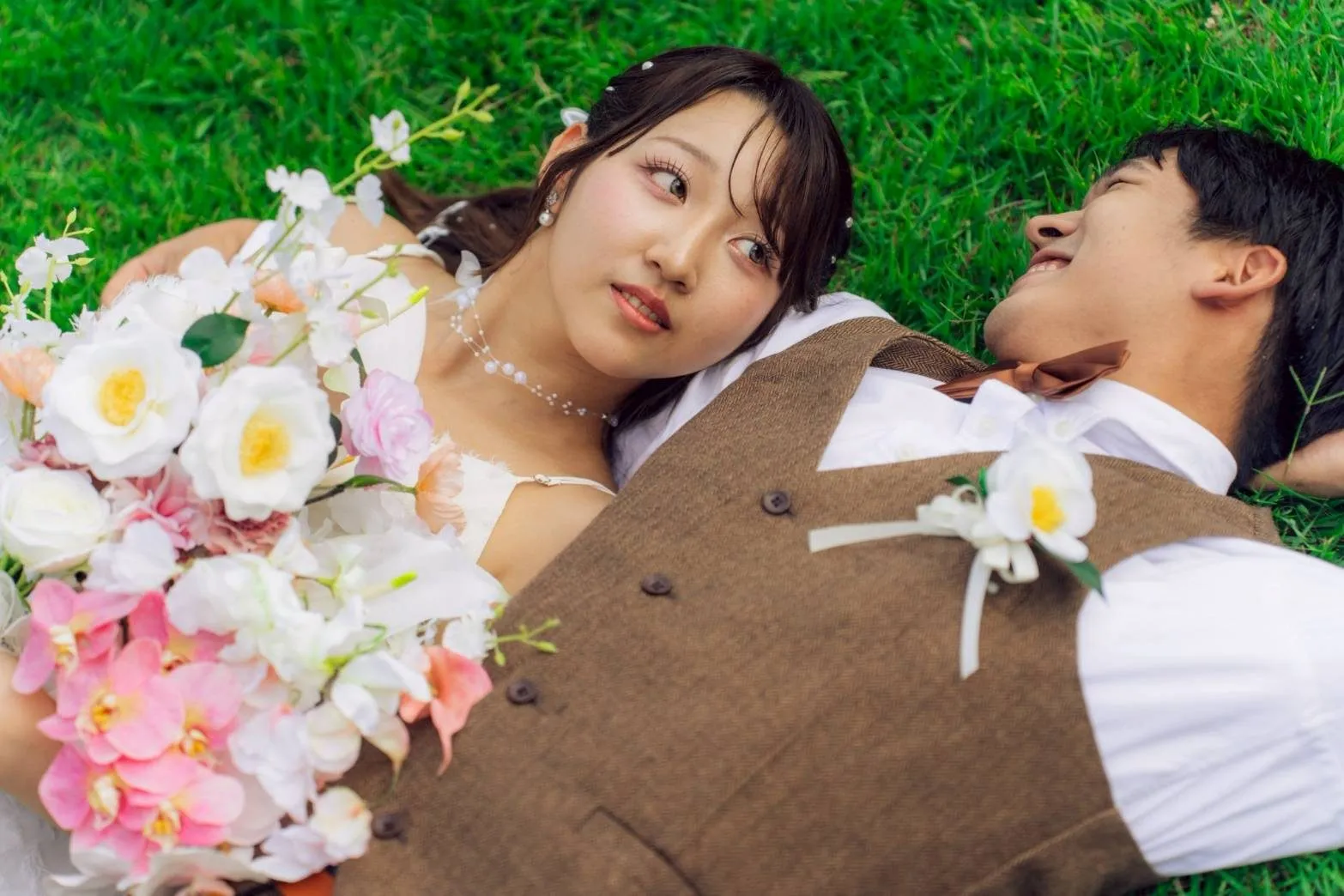 緑のなかでの前撮りカット